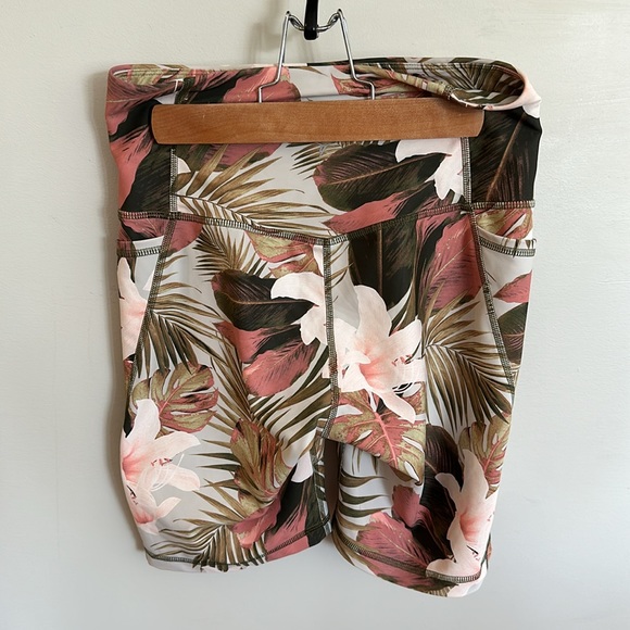 Old Navy Active EUC Align Type Shorts with pockets - Picture 3 of 7